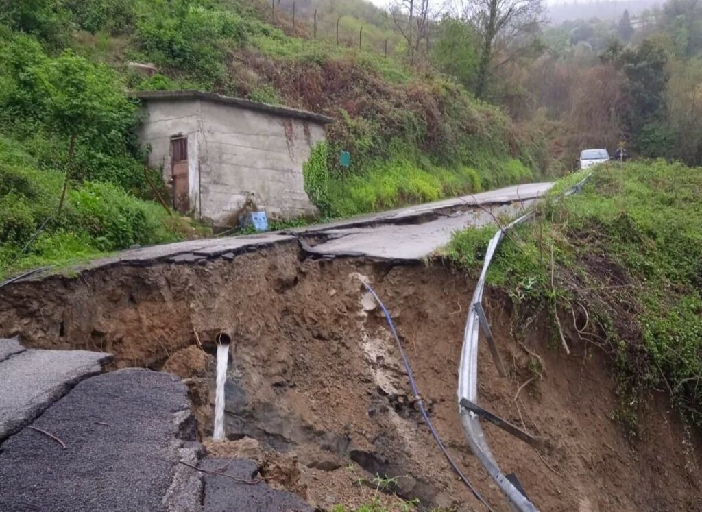 Maltempo, frana la strada a Sessa Cilento - Info Cilento