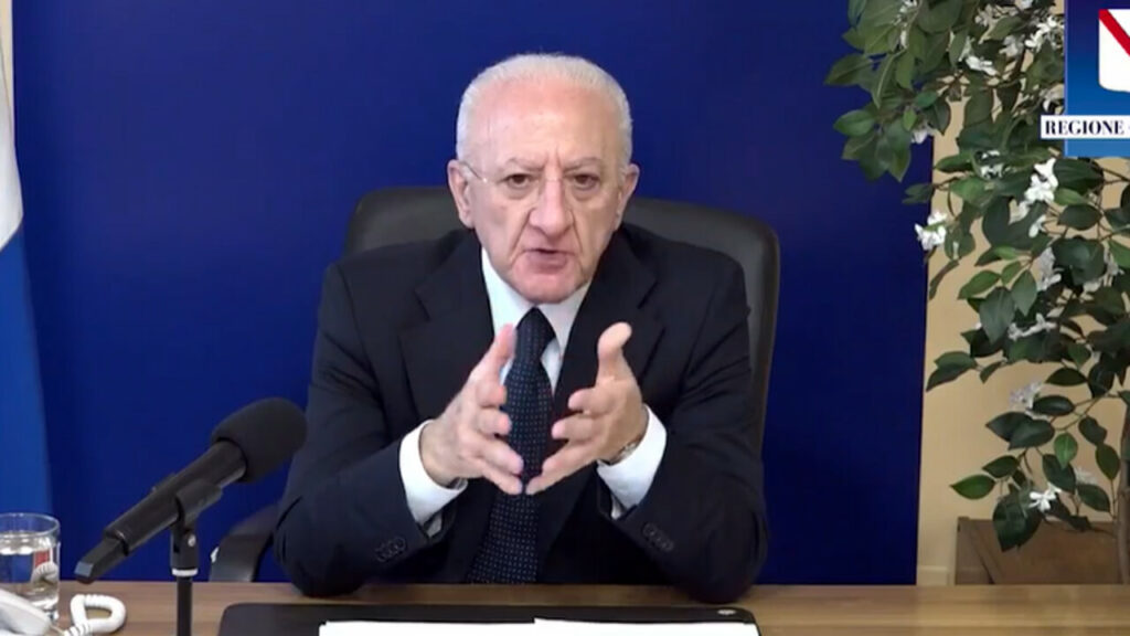 Covid, De Luca: "Oggi oltre 5000 nuovi positivi, un anno fa 112. Con questi dati problemi a settembre"