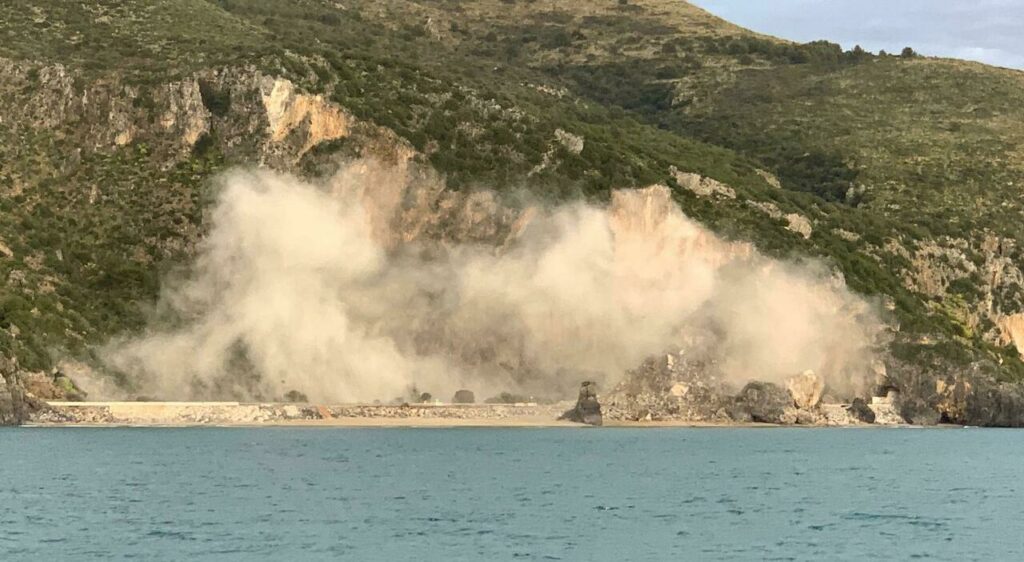 Camerota, fatti esplodere i massi pericolanti che avevano bloccato i lavori sulla Mingardina