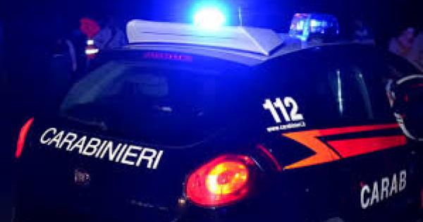 Speronano l'auto dei carabinieri, poi fuggono a piedi - L'informatore
